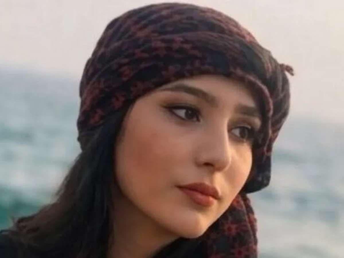 Quem é a estudante iraniana condenada à morte por blasfêmia após post nas redes sociais