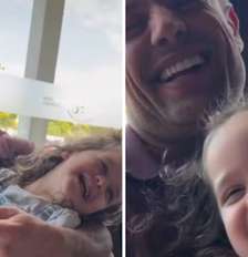 Rafael Cardoso com a filha após internação clínica Foto: Reprodução Instagram | @caroolferraz