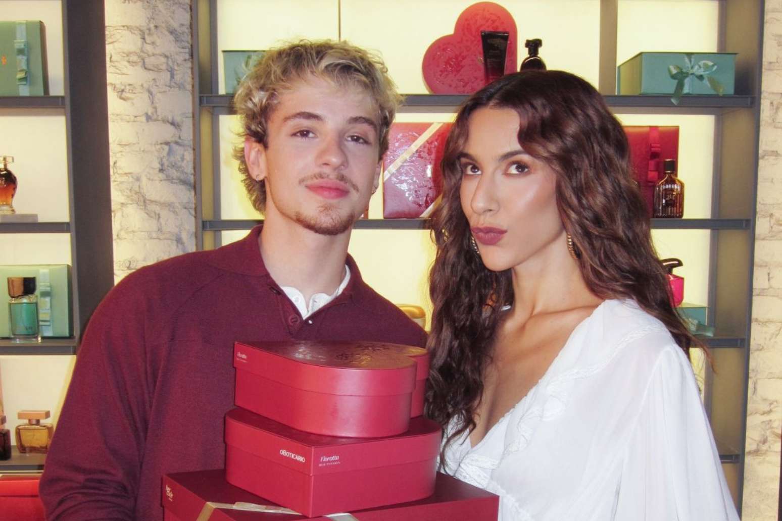 Juliano Floss e Marina Sena posam para fotos publicit&aacute;rias