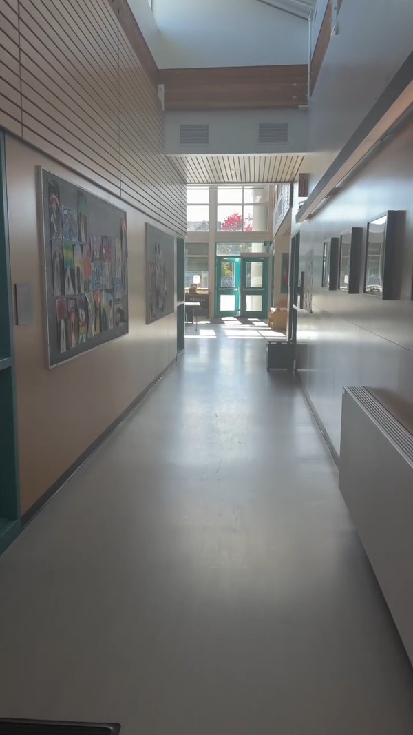 Mulher de Jacaré, do 'É o Tchan', mostra escola pública em que filha estuda no Canadá: 'Enorme'