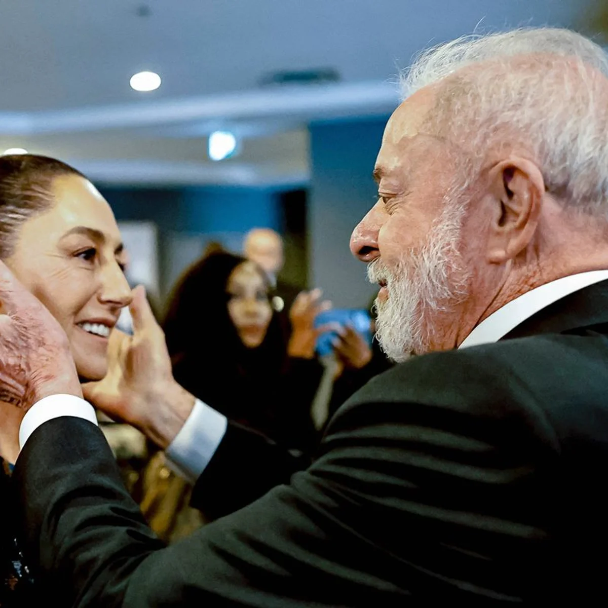 Sheinbaum diz que direita internacional quer interferir em eleições