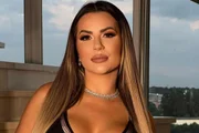 Mãe de Deolane critica amigos da influencer que não a defendem: “Ratos”