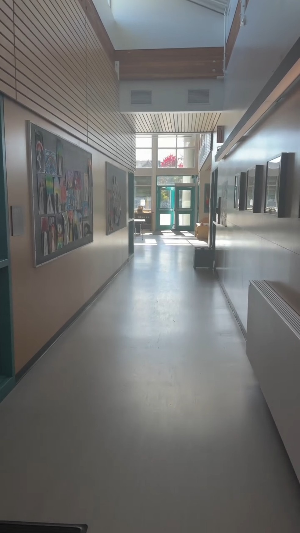 Mulher de Jacaré, do 'É o Tchan', mostra escola pública em que filha estuda no Canadá: 'Enorme'