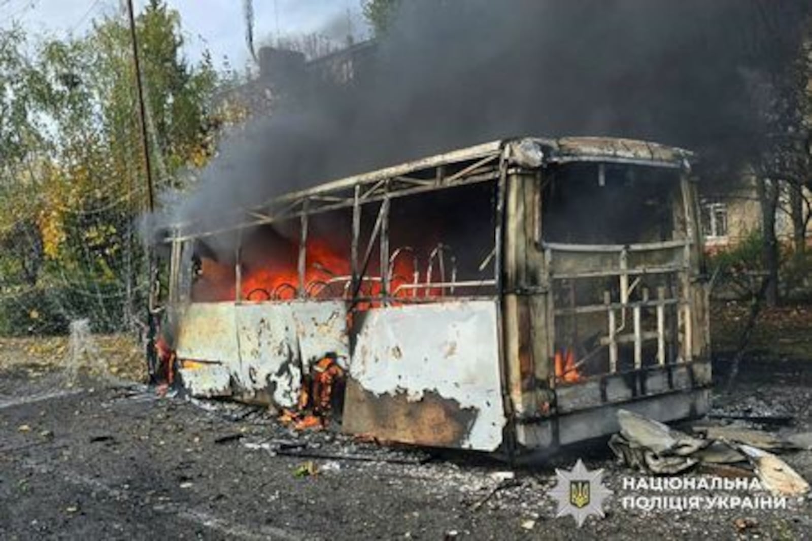 Imagens mostravam corpos espalhados por uma rua e a carcaça carbonizada de um ônibus Polícia Nacional da Ucrânia/Reuters - 08.10.2026