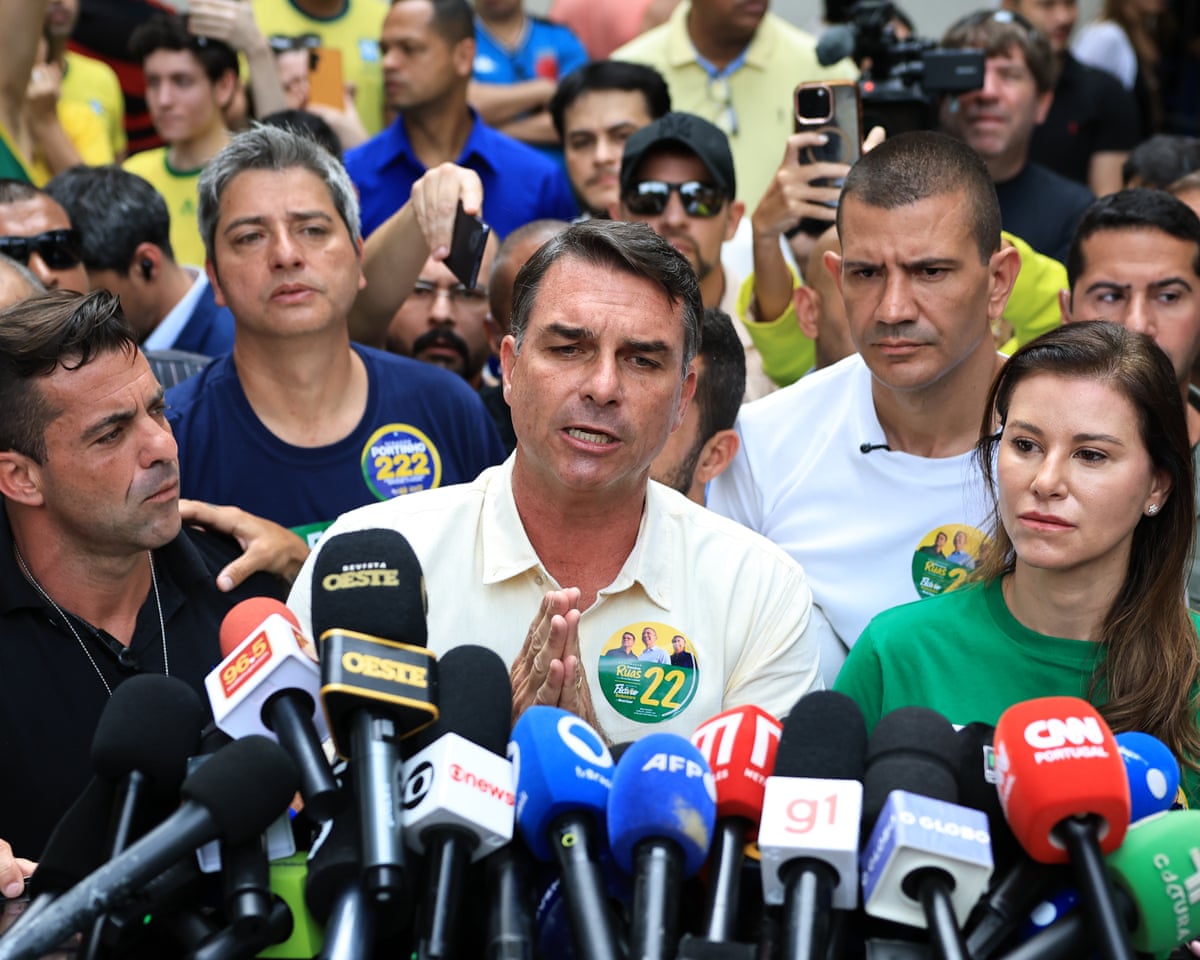 A corrida presidencial do Brasil vai para a segunda rodada com Flávio Bolsonaro à frente de Lula, o atual presidente.