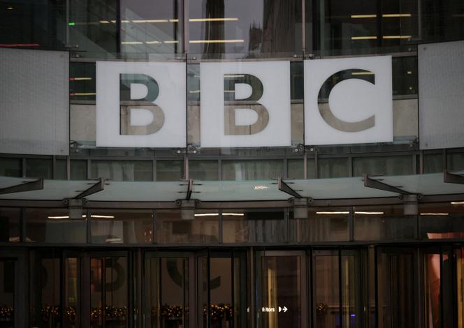 Juiz ordena que Trump compareça para depoimento em sua ação de difamação contra a BBC