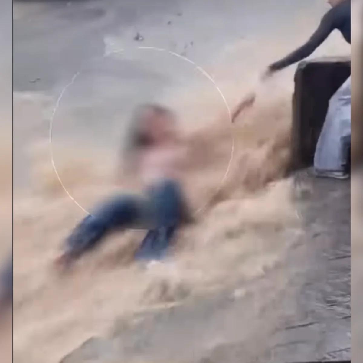 Jovem é resgatada após ser arrastada por enxurrada na rua e parar em poste