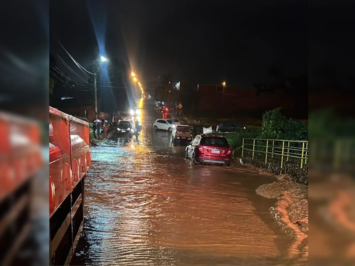 Carro falha, e idoso fica ilhado em ponte após córrego transbordar em Goiás