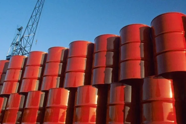 Petróleo passa de US$ 106 por barril após conflitos entre Rússia e Ucrânia