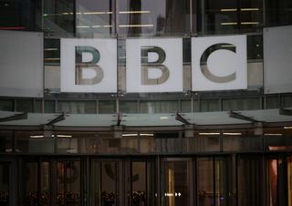 Juiz ordena que Trump compareça para depoimento em sua ação de difamação contra a BBC