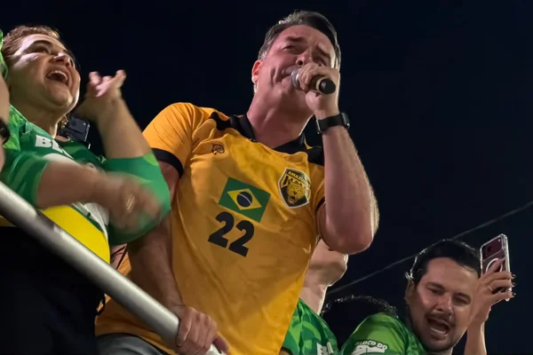 Às vésperas do 2º turno, Flávio ajusta discurso e tenta evitar abstenção
