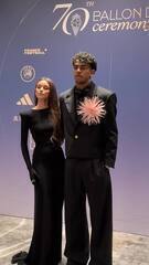 Yamal rouba cena com look extravagante na Bola de Ouro 2026 -