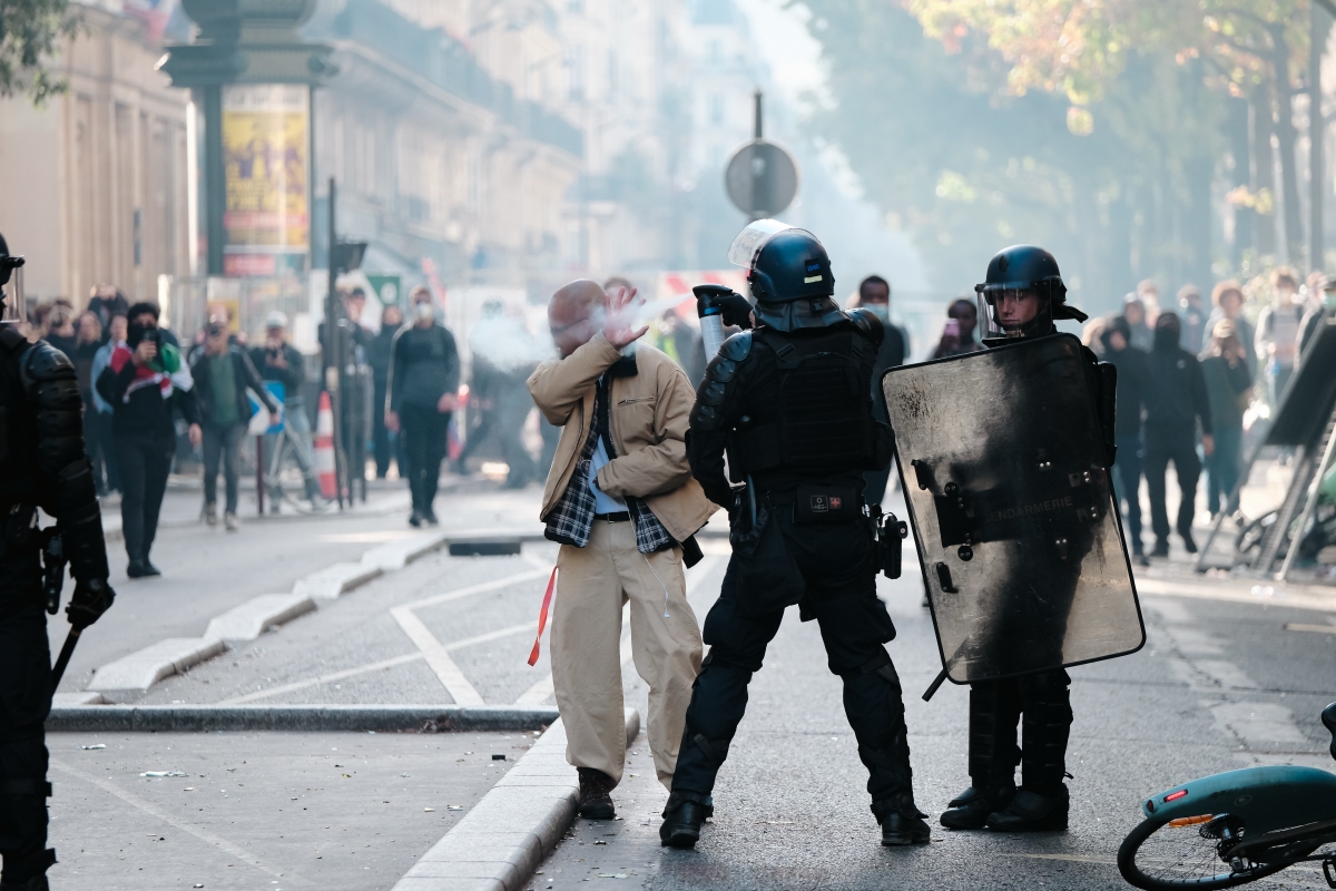 Lojas de luxo são saqueadas durante protestos na França
