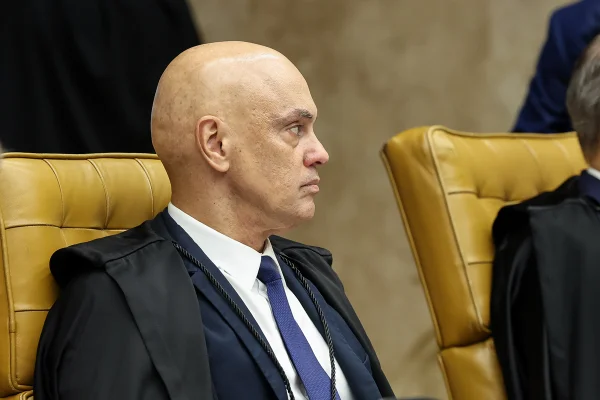 Moraes pede parecer da PGR sobre pedido de Bolsonaro para receber Flávio - destaque galeria