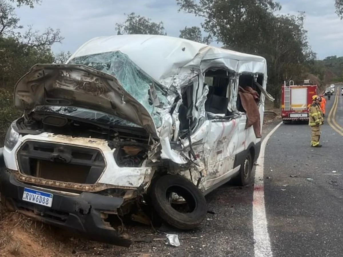 Colisão entre uma van com pacientes e carreta deixa dois mortos em Minas