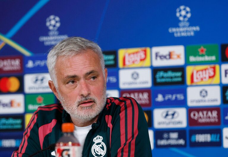 Mourinho escala Vini Jr. na Champions, mas avisa: ‘O único intocável é o escudo do Real Madrid’