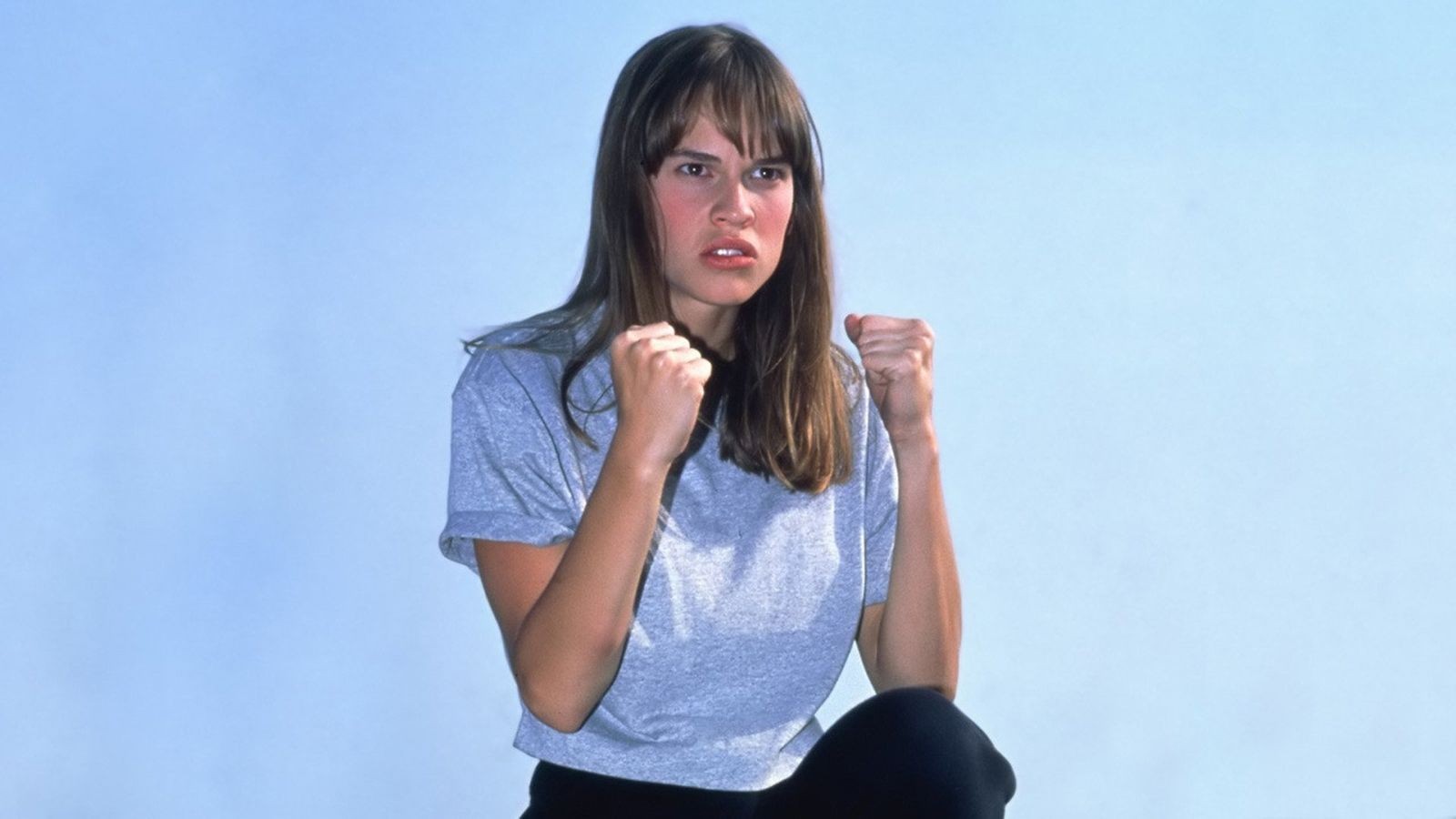 Grávida aos 52, Hilary Swank fala sobre críticas à maternidade tardia e tratamento desigual entre homens e mulheres