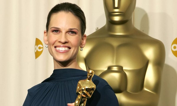 Grávida aos 52, Hilary Swank fala sobre críticas à maternidade tardia e tratamento desigual entre homens e mulheres
