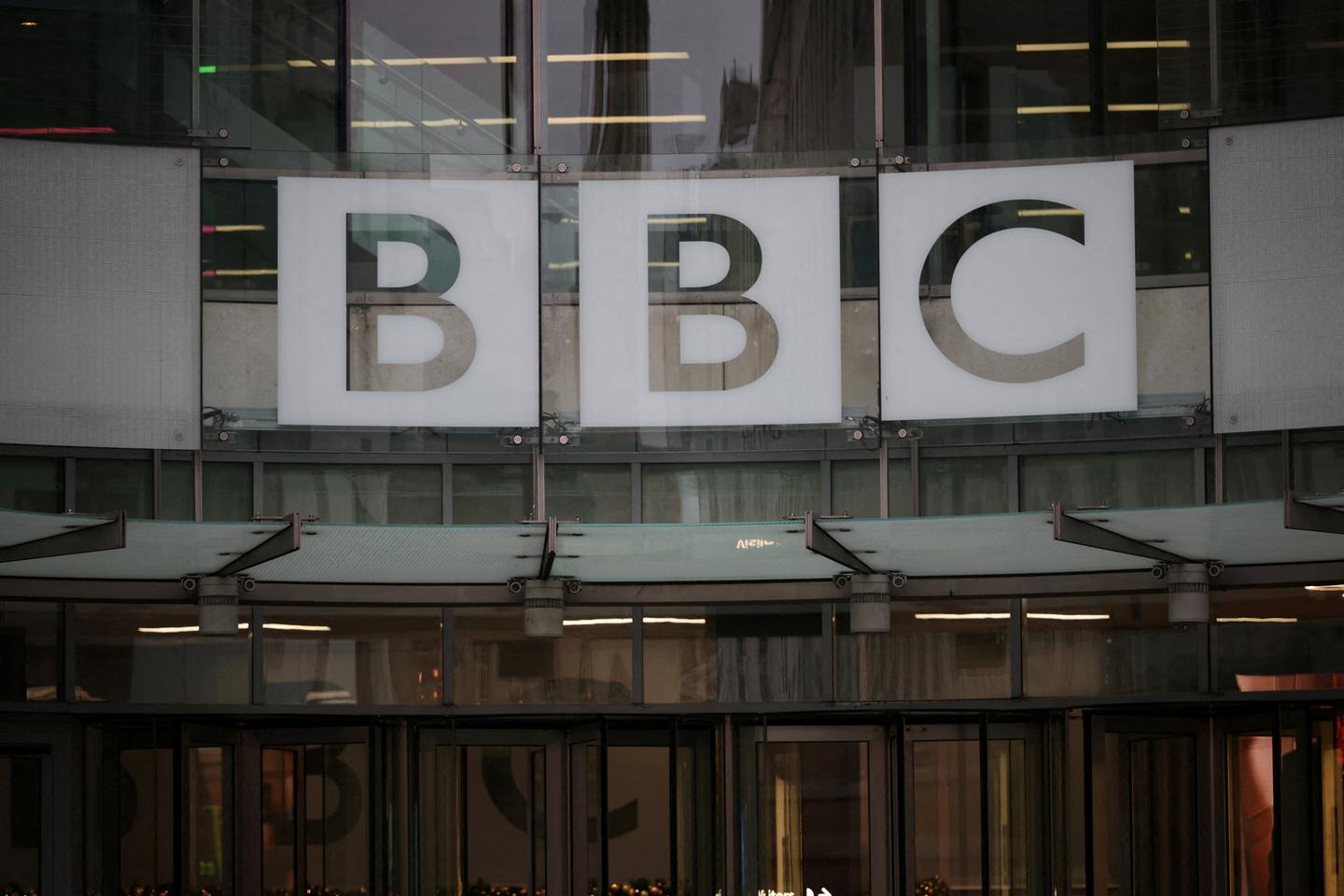 Juiz ordena que Trump compareça para depoimento em sua ação de difamação contra a BBC