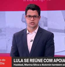 O apresentador Ricardo Abreu durante boletim na GloboNews sobre a manifestação lulista na Paulista Foto: Reprodução/TV