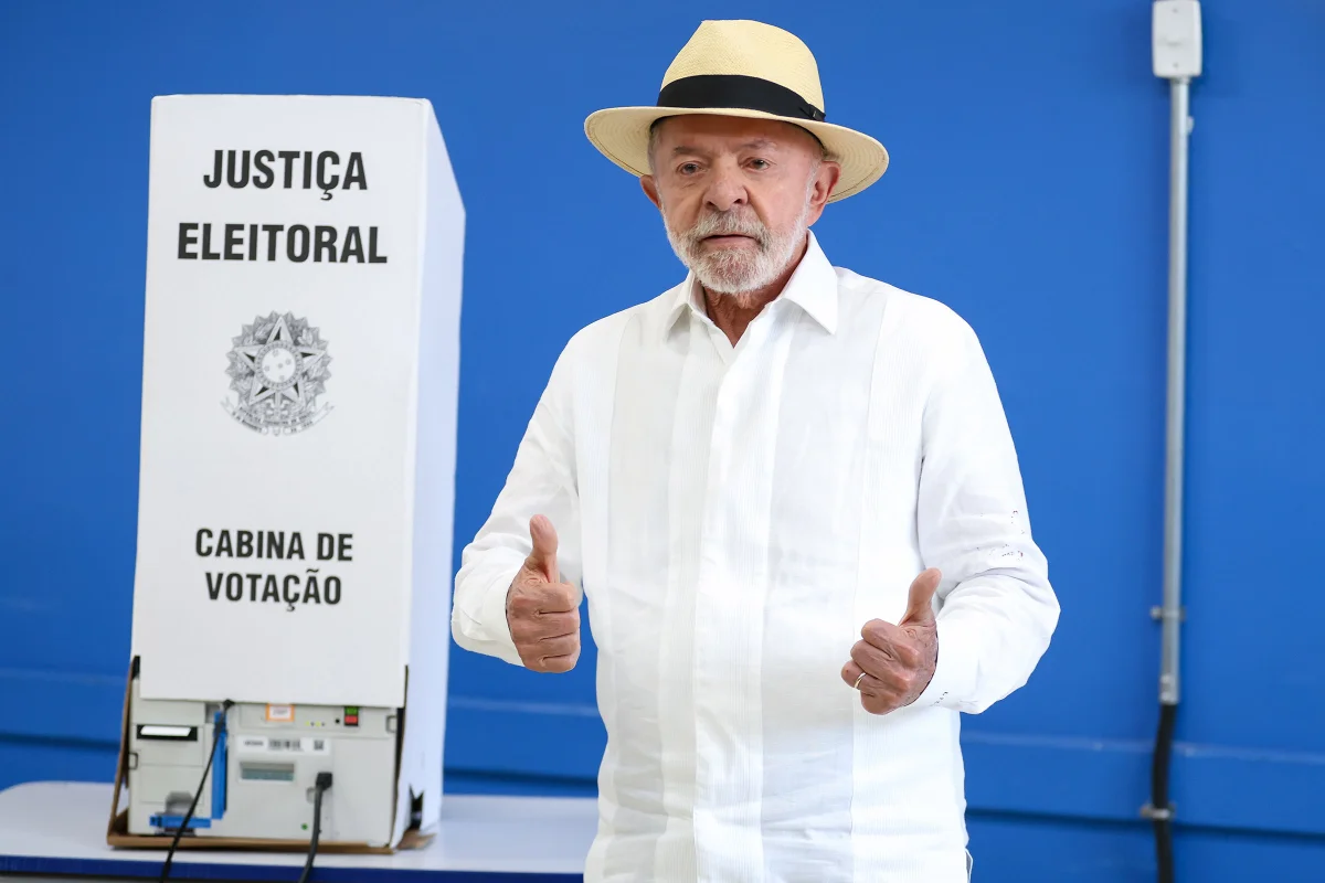 SÃO BERNARDO DO CAMPO, BRASIL – 4 DE OUTUBRO: Luiz Inácio Lula da Silva, atual presidente do Brasil e candidato à presidência, posa para fotos após votar durante o dia de eleições gerais, em 4 de outubro de 2026, em São Bernardo do Campo, Brasil