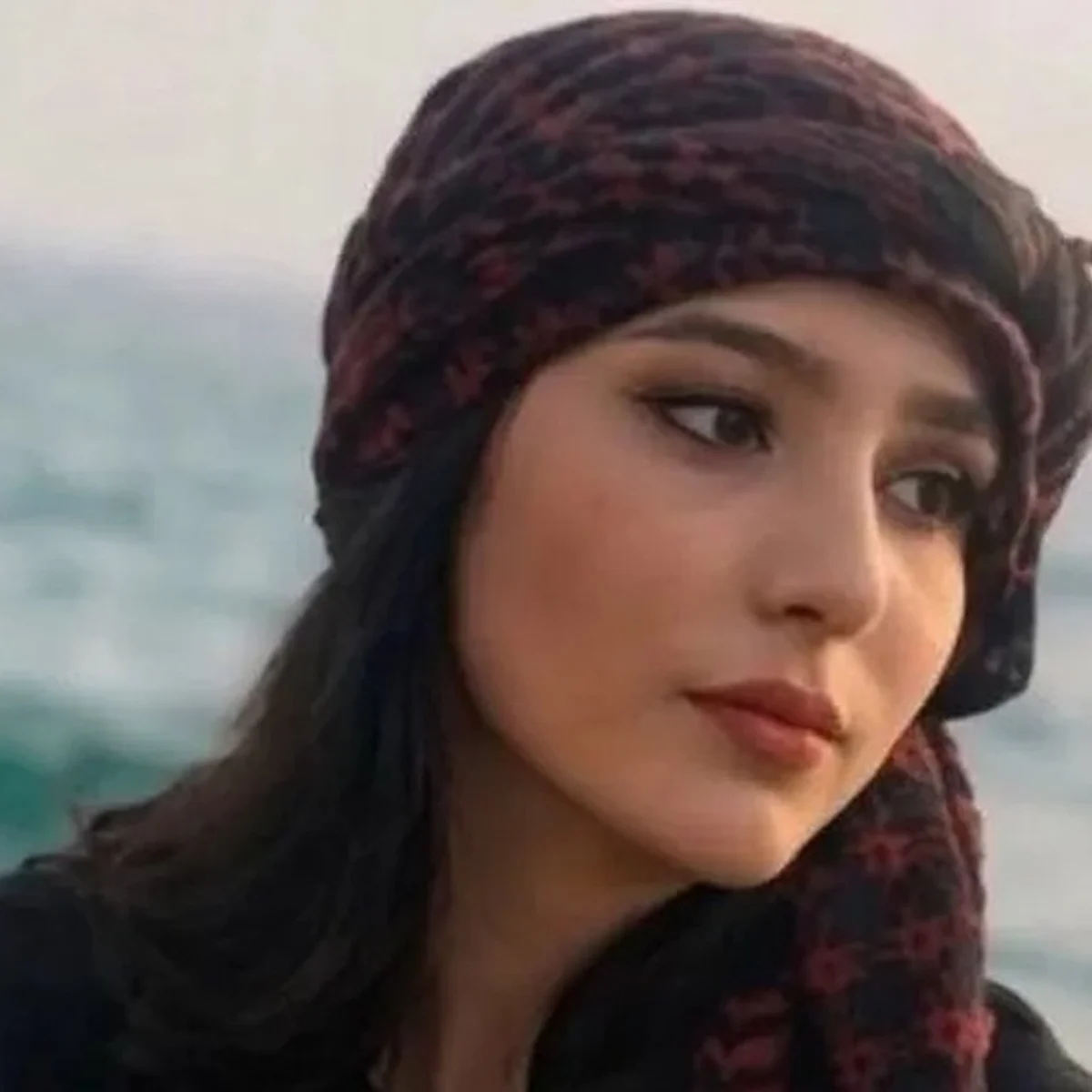 Mulher de 23 anos é condenada à morte no Irã após post nas redes sociais