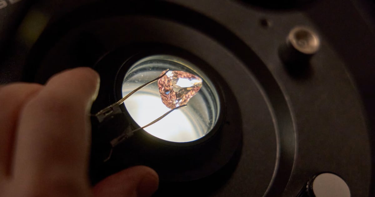Diamante rosa roubado em 1920 e escondido em maçã é exibido pela 1ª vez após 100 anos