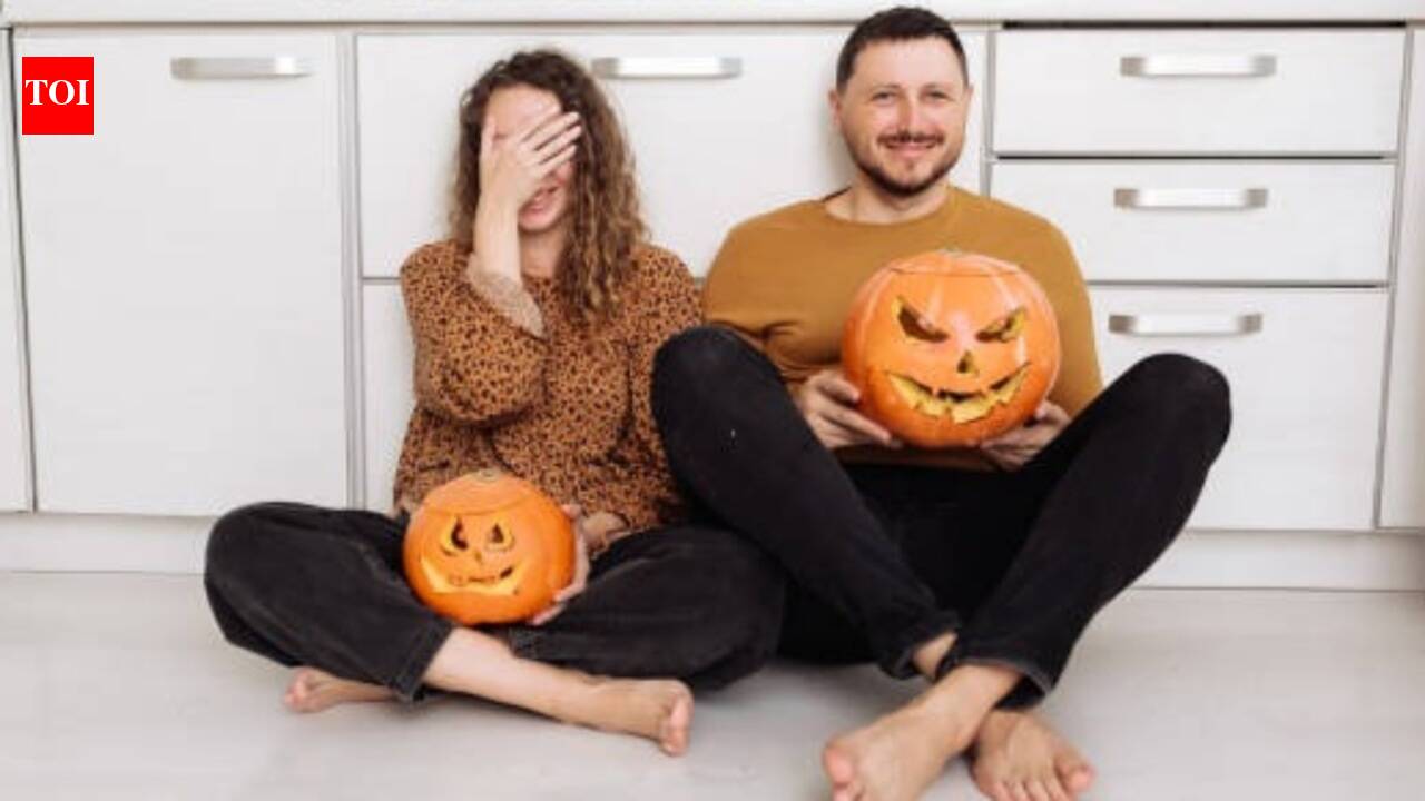 O ritual de Halloween que afirmava revelar seu futuro cônjuge: outrora, o Halloween era uma noite para prever com quem você se casaria, usando apenas uma maçã.