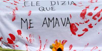Faixa em defesa do direito das mulheres em protesto contra a viol&ecirc;ncia dom&eacute;stica. Foto: T&acirc;nia R&ecirc;go/Ag&ecirc;ncia Brasil / Estad&atilde;o
