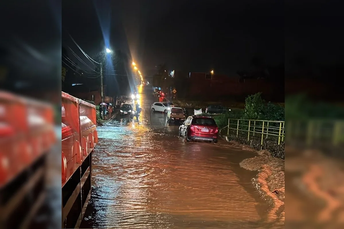 Carro falha, e idoso fica ilhado em ponte após córrego transbordar em Goiás