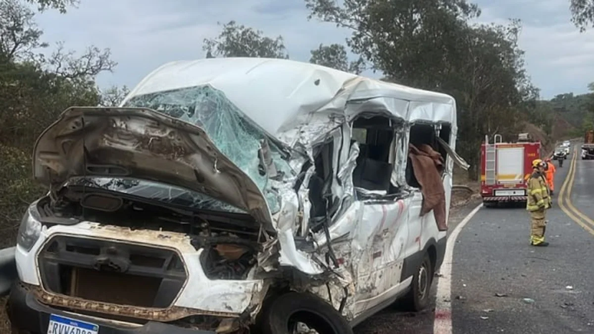 Colisão entre uma van com pacientes e carreta deixa dois mortos em Minas