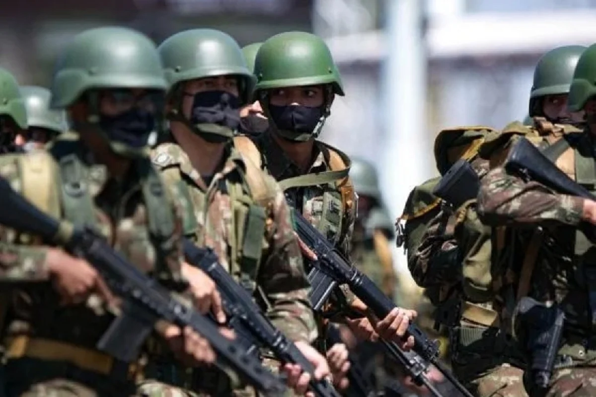 Militares com um olho na direita e outro no Tio Sam (por Felipe Sampaio)