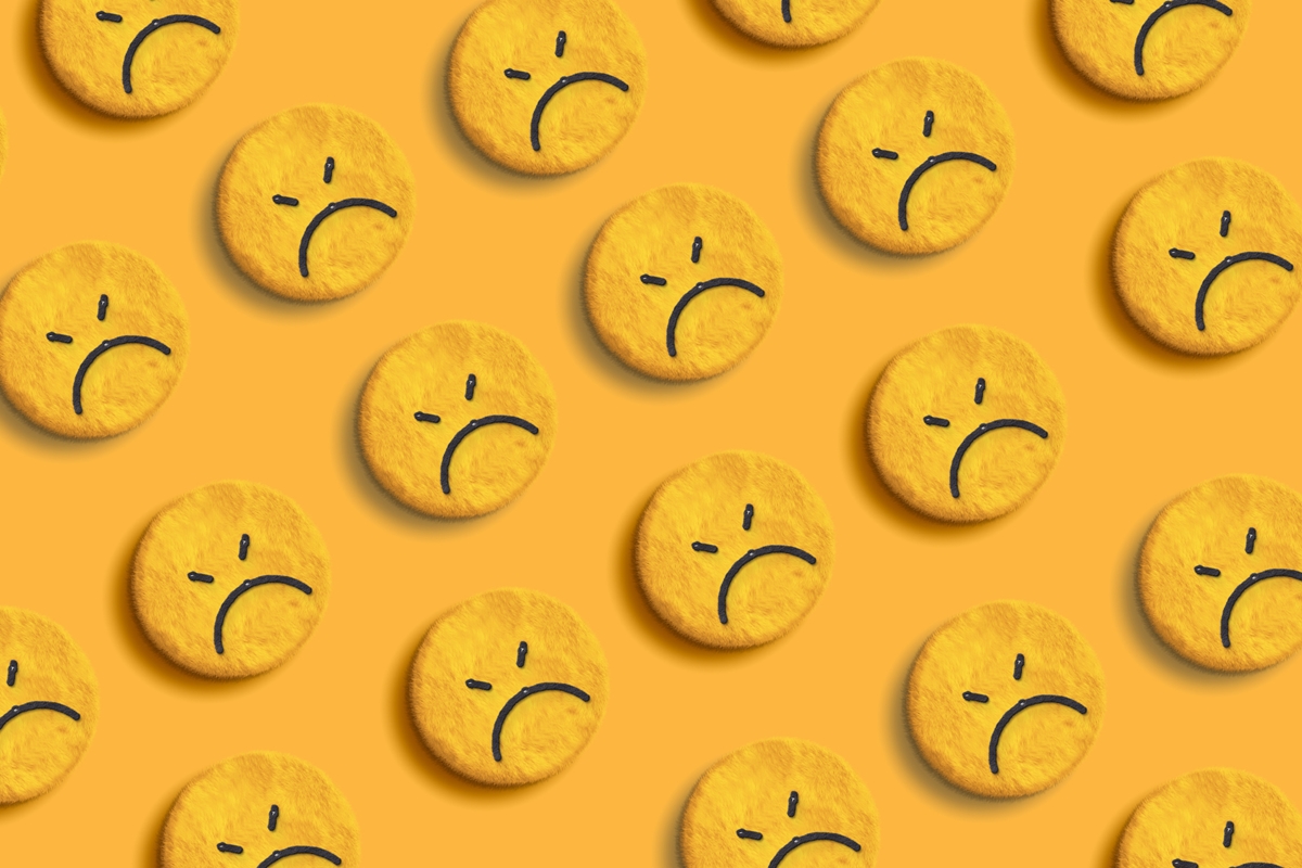 O que a psicologia diz sobre quem cruza os braços no meio de uma conversa