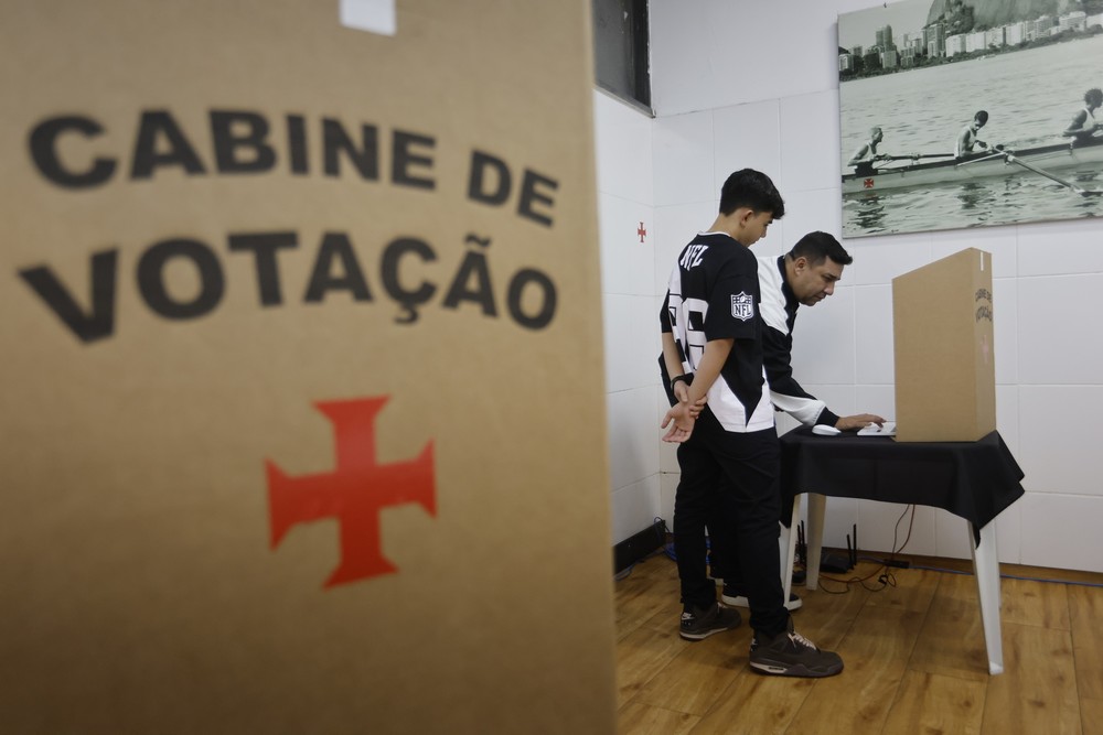 Sócios do Vasco votam em Assembleia Geral na Sede Náutica — Foto: Domingos Peixoto