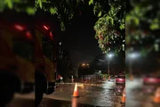 Imagem da matéria: Carro falha, e idoso fica ilhado em ponte após córrego transbordar em Goiás