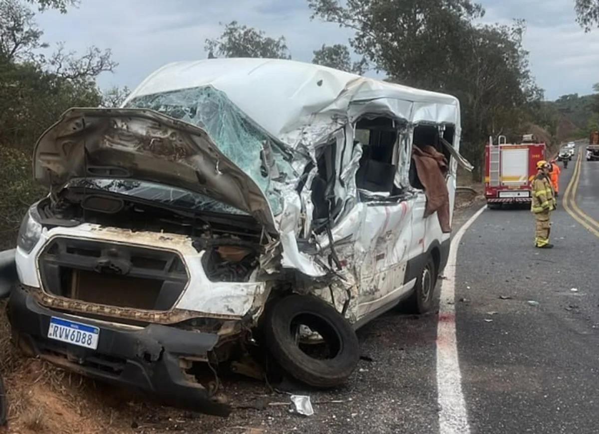 van com pacientes destruída após acidente