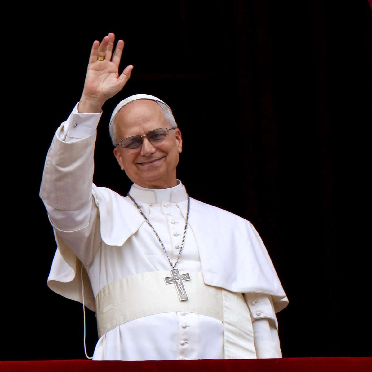 Papa Leão XIV faz fisioterapia respiratória, volta a comer e já caminha, diz Vaticano