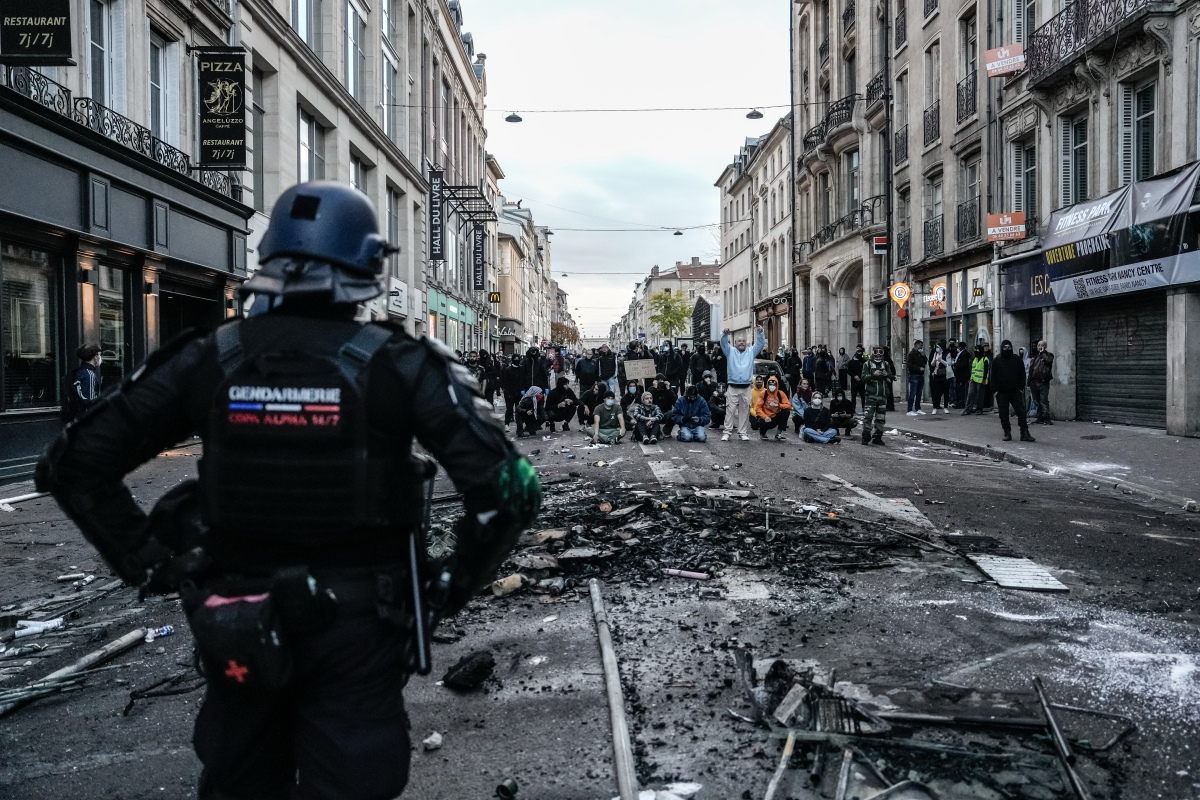 foto com cor. Protesto na França neste sábado (17/10) - metrópoles
