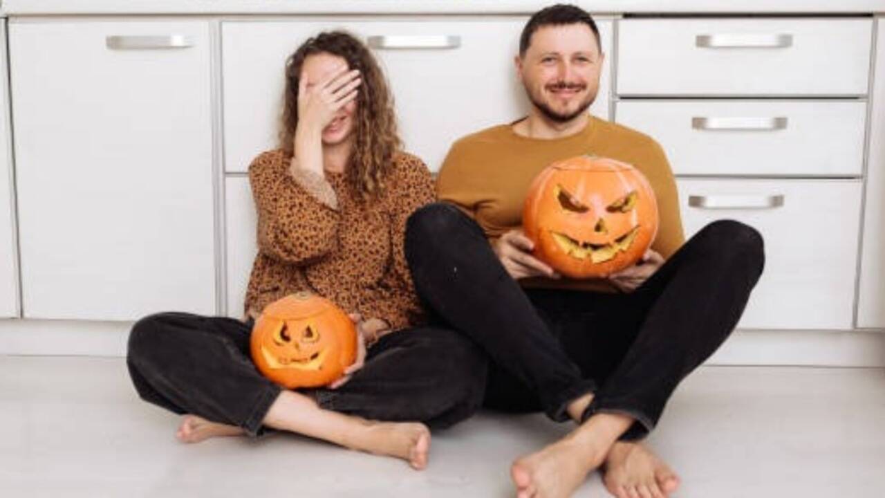O ritual de Halloween que afirmava revelar seu futuro cônjuge: outrora, o Halloween era uma noite para prever com quem você se casaria, usando apenas uma maçã.