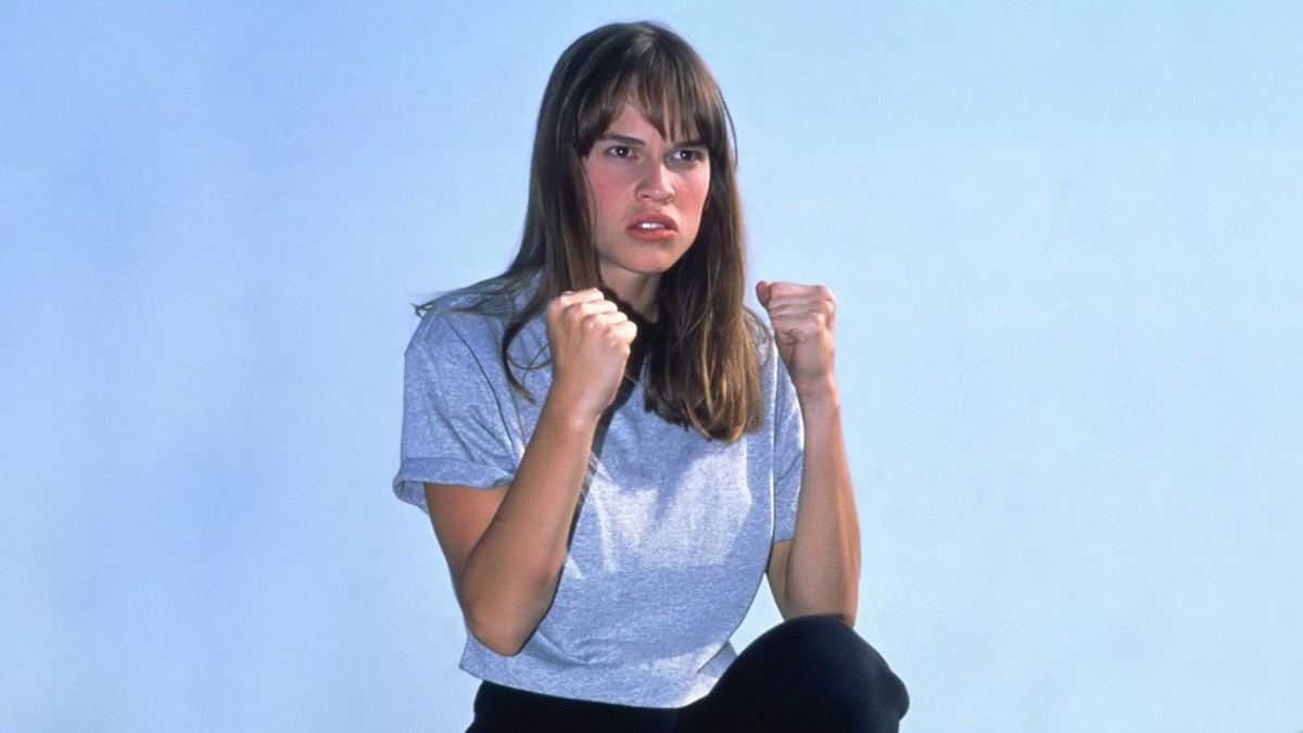 Grávida aos 52, Hilary Swank fala sobre críticas à maternidade tardia e tratamento desigual entre homens e mulheres