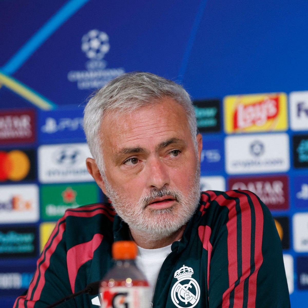 Mourinho escala Vini Jr. na Champions, mas avisa: ‘O único intocável é o escudo do Real Madrid’