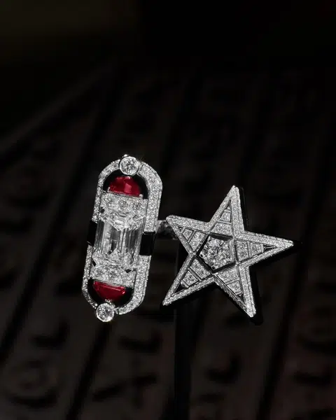 A Chanel traz sua coleção de joias finas de 2026, composta por signos, símbolos e amuletos da sorte, para Singapura.