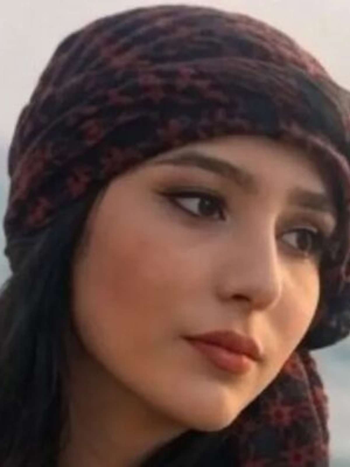 Quem é a estudante iraniana condenada à morte por blasfêmia após post nas redes sociais