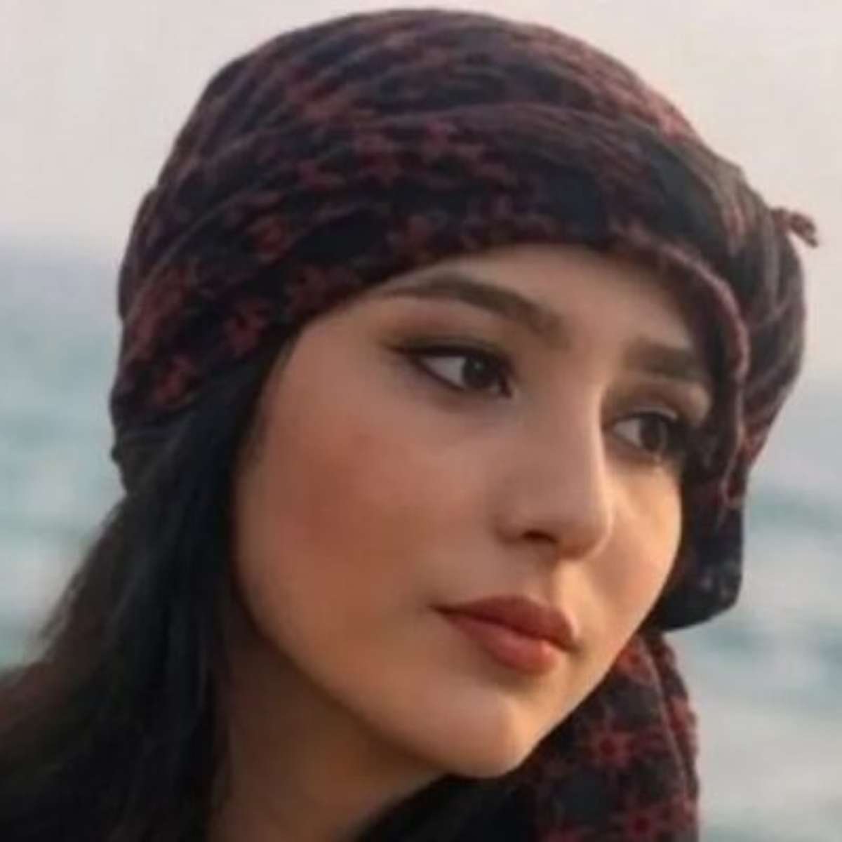 Quem é a estudante iraniana condenada à morte por blasfêmia após post nas redes sociais