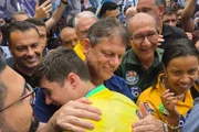 Tarcísio abraça apoiador em agenda de campanha em Carapicuíba